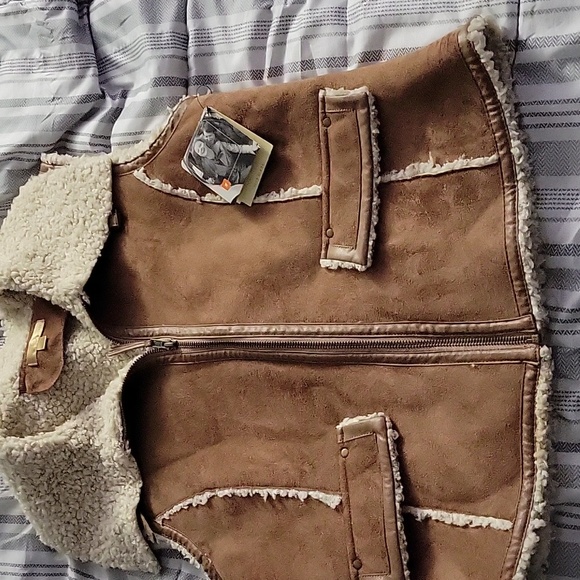 Vest - Picture 2 of 3